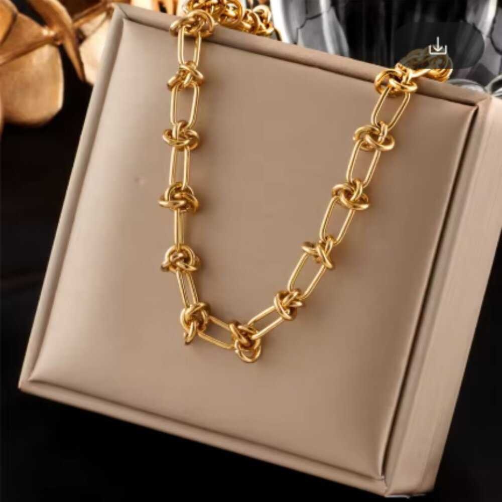 Elegant Gold Knot Necklace